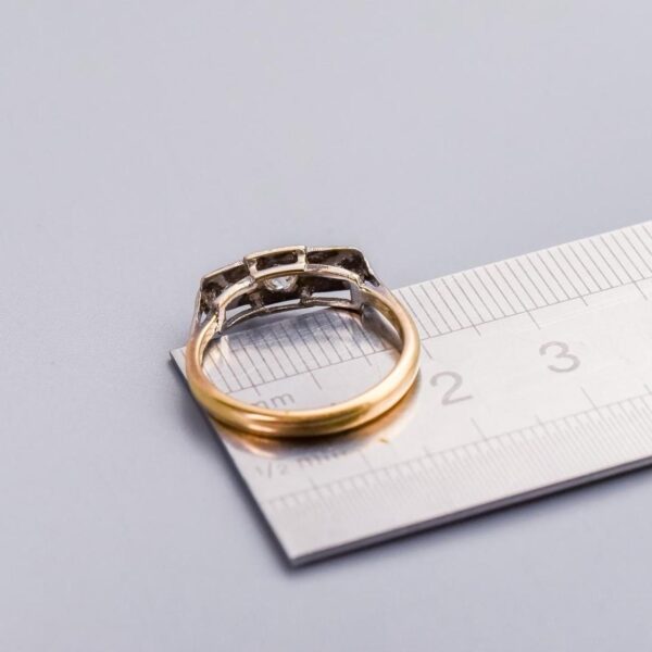 9K Gold Antique Diamond Trilogy Ring - Image 5