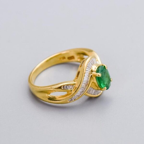 18K Gold Emerald & Diamond Twist Ring - Image 4