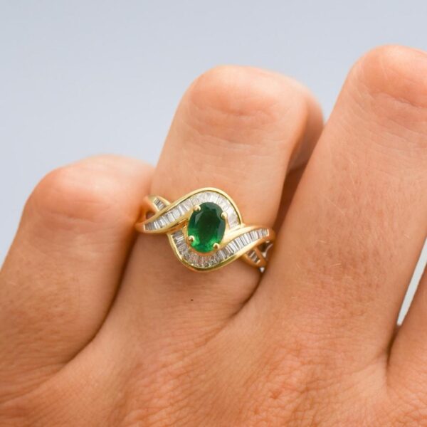 18K Gold Emerald & Diamond Twist Ring - Image 2