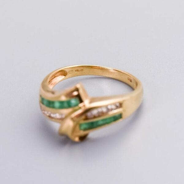 9K Gold Emerald & Diamond Ribbon Ring - Image 3