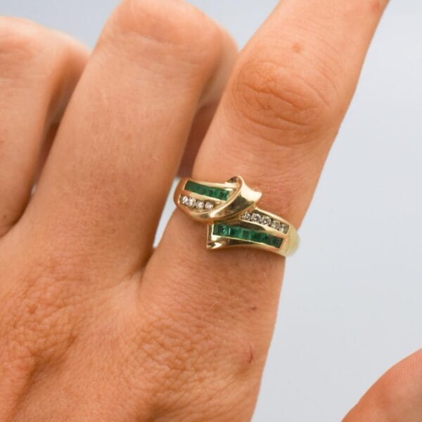 9K Gold Emerald & Diamond Ribbon Ring - Image 2