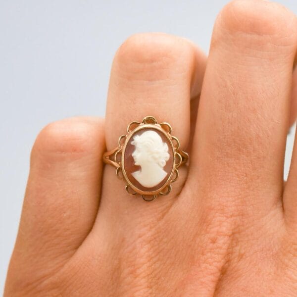 9K Gold Cameo Ring - Image 2