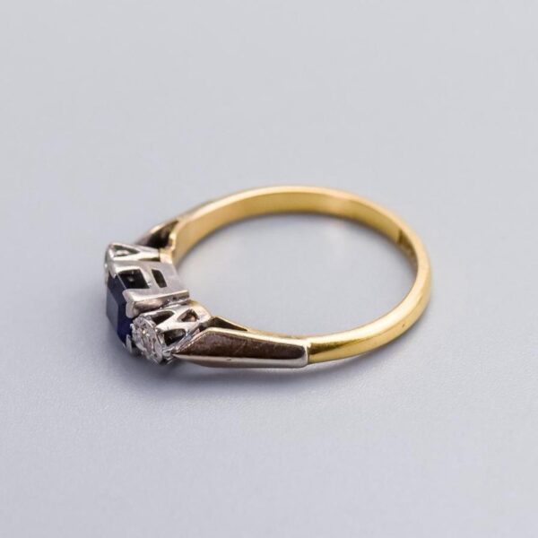 18K Gold Sapphire & Diamond Trilogy Ring - Image 4