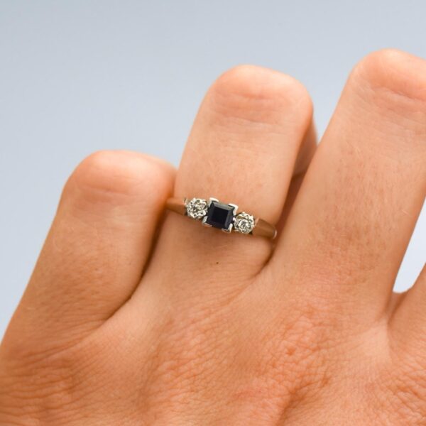 18K Gold Sapphire & Diamond Trilogy Ring - Image 2