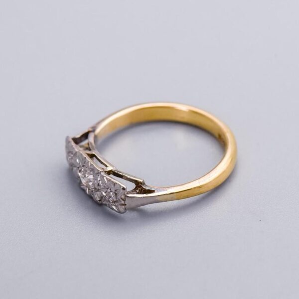 9K Gold Antique Diamond Trilogy Ring - Image 4