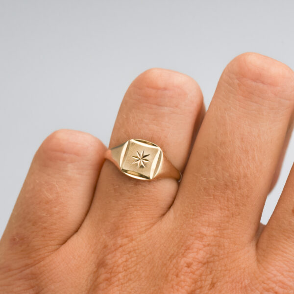 9ct Gold Starburst Signet Ring - Image 5