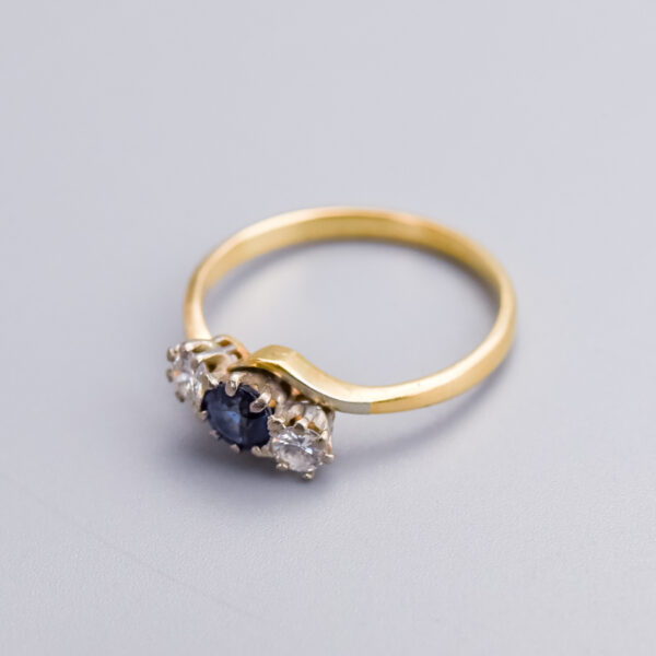 18ct Gold Sapphire & CZ Crossover Ring - Image 4