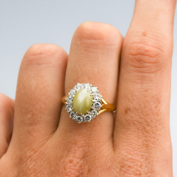 18ct Gold Cat's Eye & Diamond Cluster Ring - Image 5