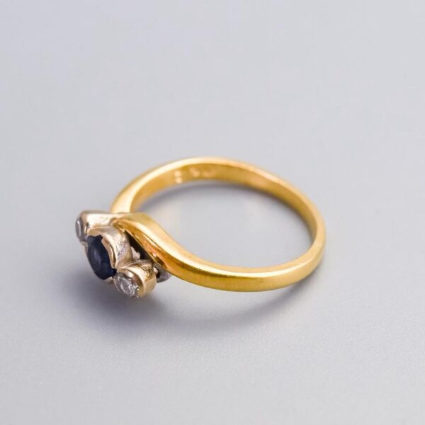 18ct Gold Sapphire & Diamond Crossover Ring - Image 3