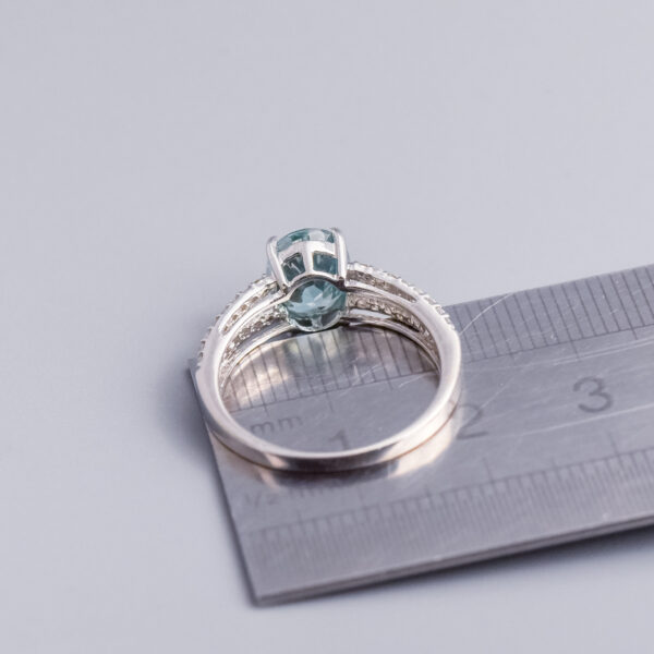 9ct White Gold Blue Zircon Split Shank Ring - Image 4