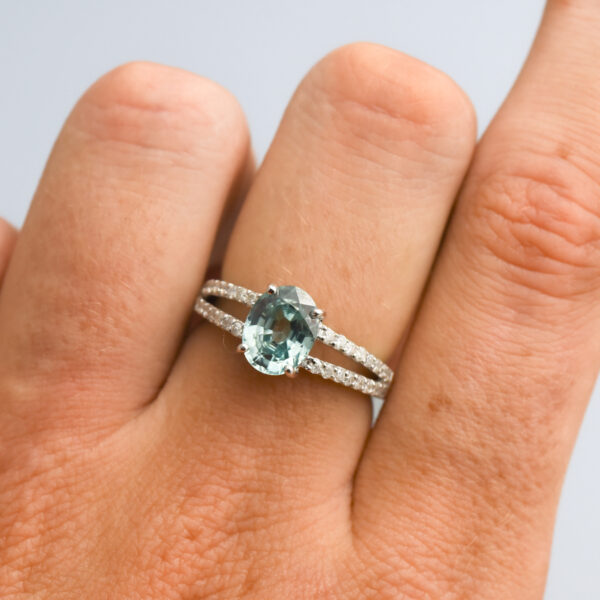 9ct White Gold Blue Zircon Split Shank Ring - Image 5