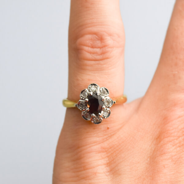 18ct Gold Red Garnet & Diamond Cluster Ring - Image 5