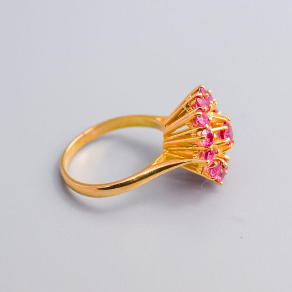 18ct Gold Ruby Cluster Ring - Image 3