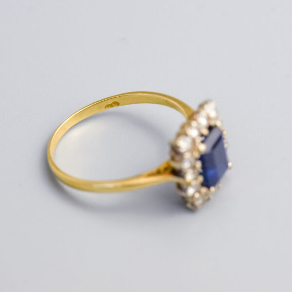 18ct Gold Sapphire & Diamond Cluster Ring - Image 2