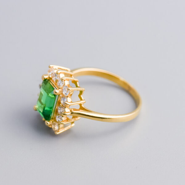 14ct Gold Imitation Emerald & CZ Cluster Ring - Image 3