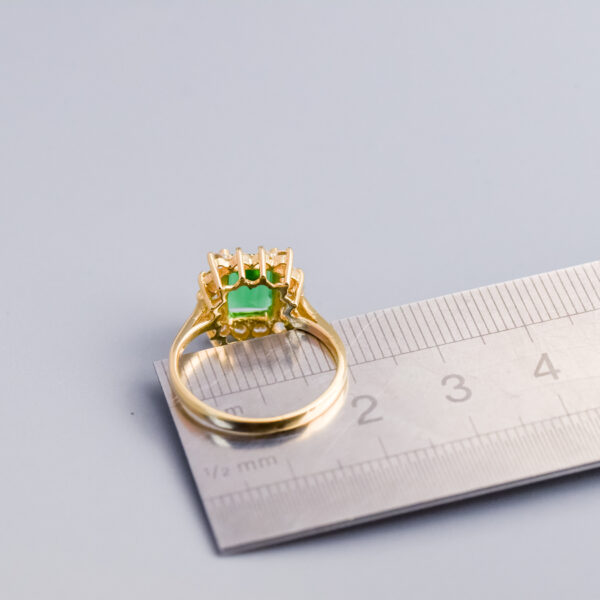 14ct Gold Imitation Emerald & CZ Cluster Ring - Image 4