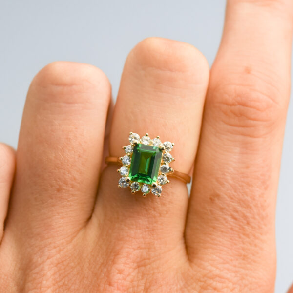 14ct Gold Imitation Emerald & CZ Cluster Ring - Image 5