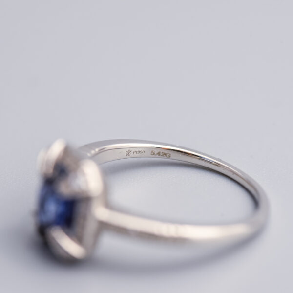 950 Platinum Art Deco Style Sapphire & Diamond Ring - Image 3
