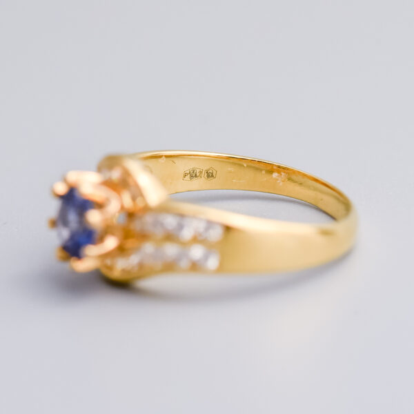 18ct Gold Sapphire & Diamond Crossover Ring - Image 4