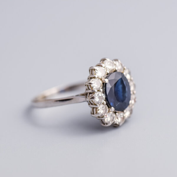 18ct White Gold Sapphire & Diamond Cluster Ring - Image 3