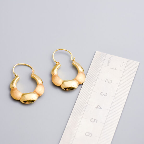 19.2ct Gold Brushed Hoop Earrings - Image 3