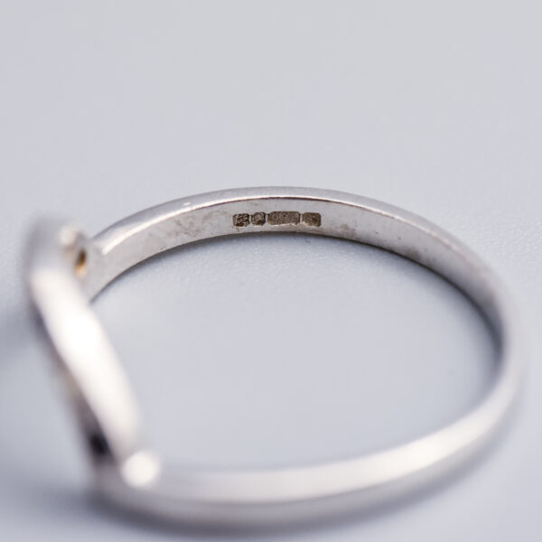18ct White Gold Sapphire & Diamond Curved Ring - Image 3
