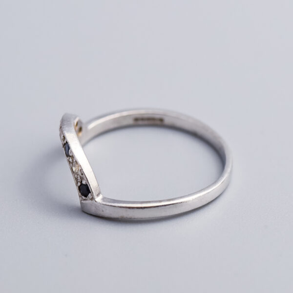 18ct White Gold Sapphire & Diamond Curved Ring - Image 4