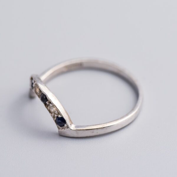 18ct White Gold Sapphire & Diamond Curved Ring - Image 2
