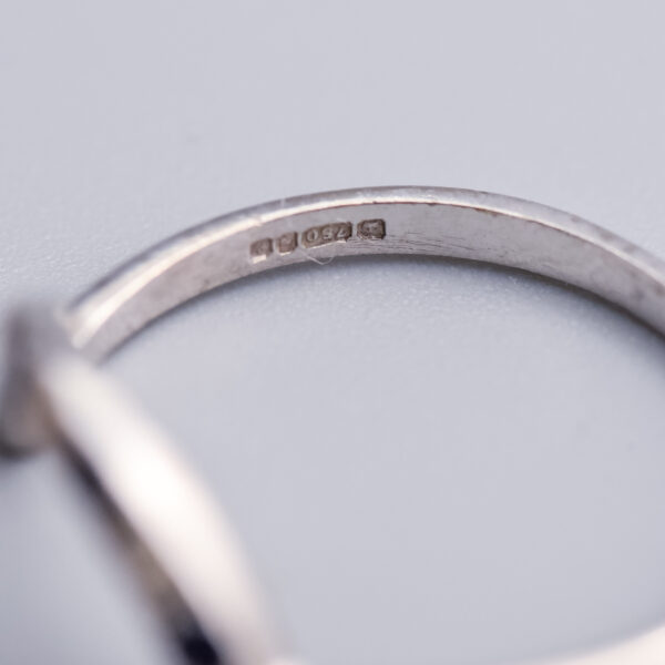 18ct White Gold Sapphire & Diamond Curved Ring - Image 3