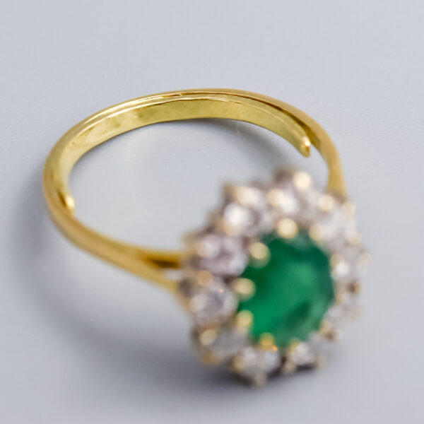 18ct Gold Emerald & Diamond Cluster Ring - Image 3