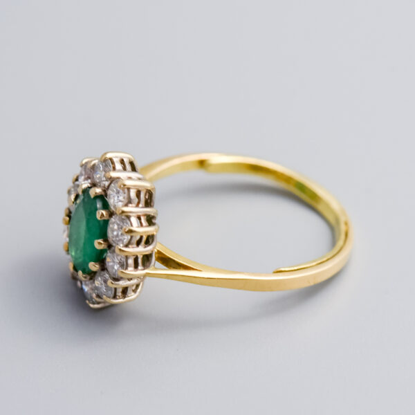 18ct Gold Emerald & Diamond Cluster Ring - Image 4