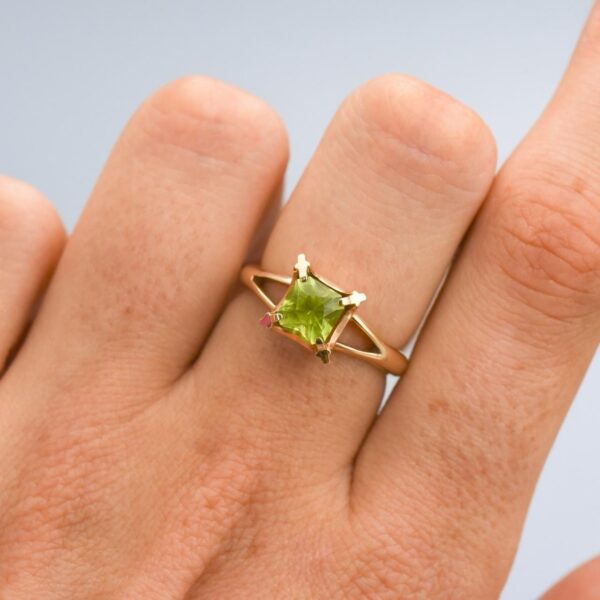 9K Gold Peridot Ring