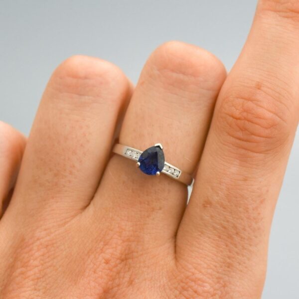 18K White Gold Pear-Cut Sapphire Ring