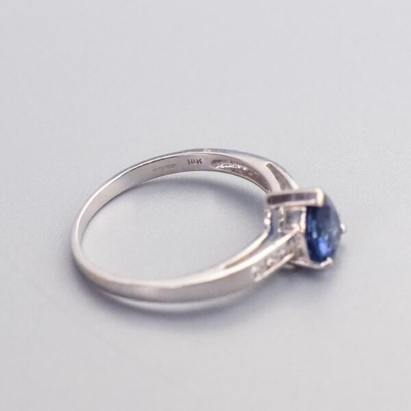 18K White Gold Pear-Cut Sapphire Ring