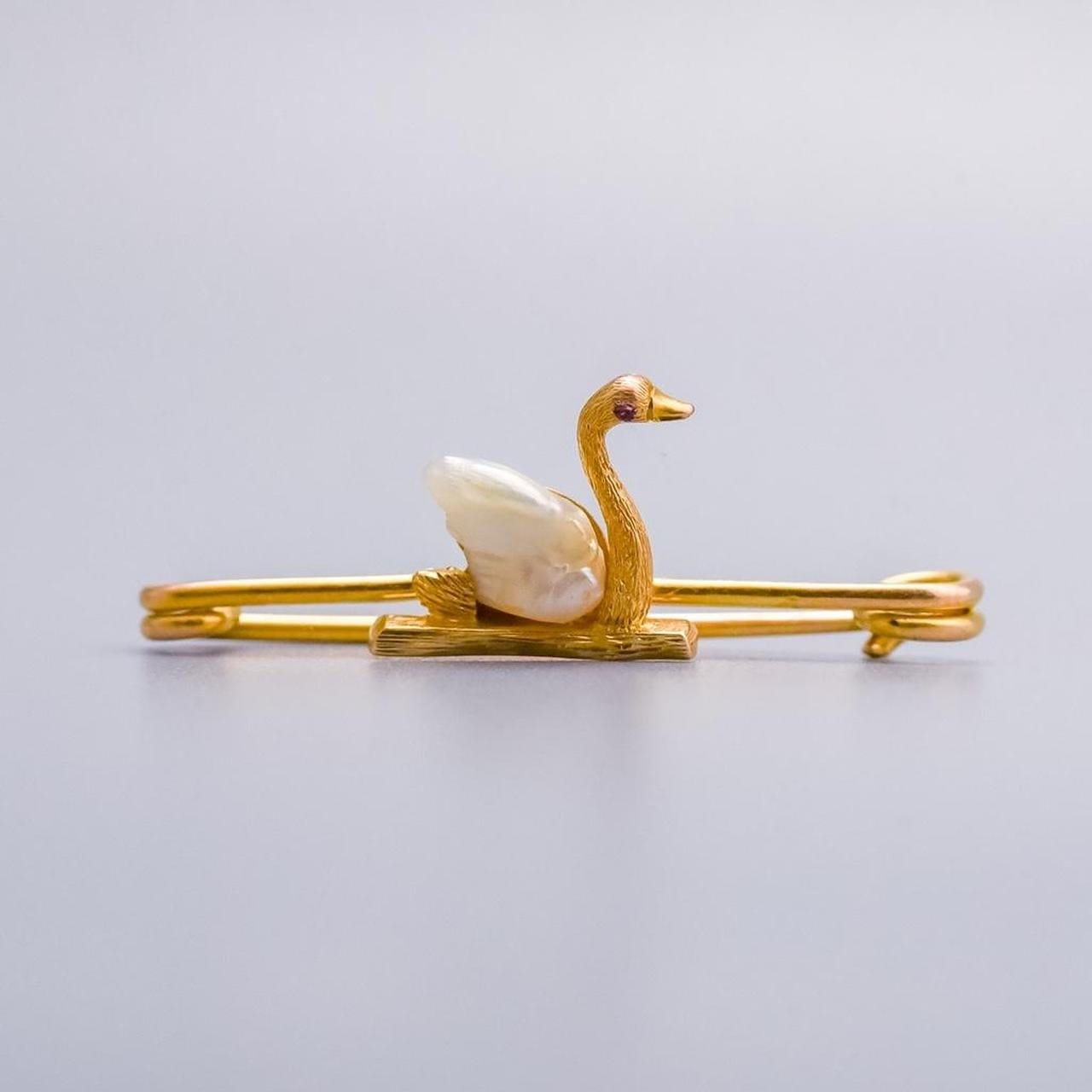 15K Gold Baroque Pearl Swan Brooch