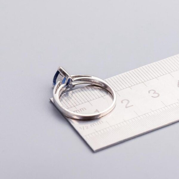 18K White Gold Pear-Cut Sapphire Ring
