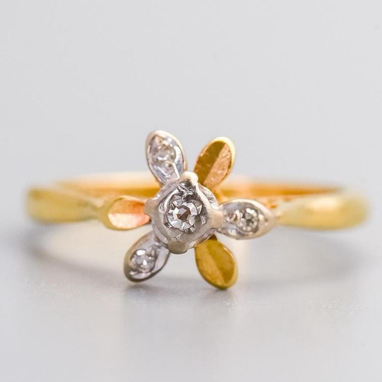 18K Gold Diamond Flower Ring