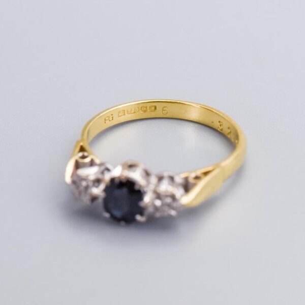18K Gold Sapphire & Diamond Ring
