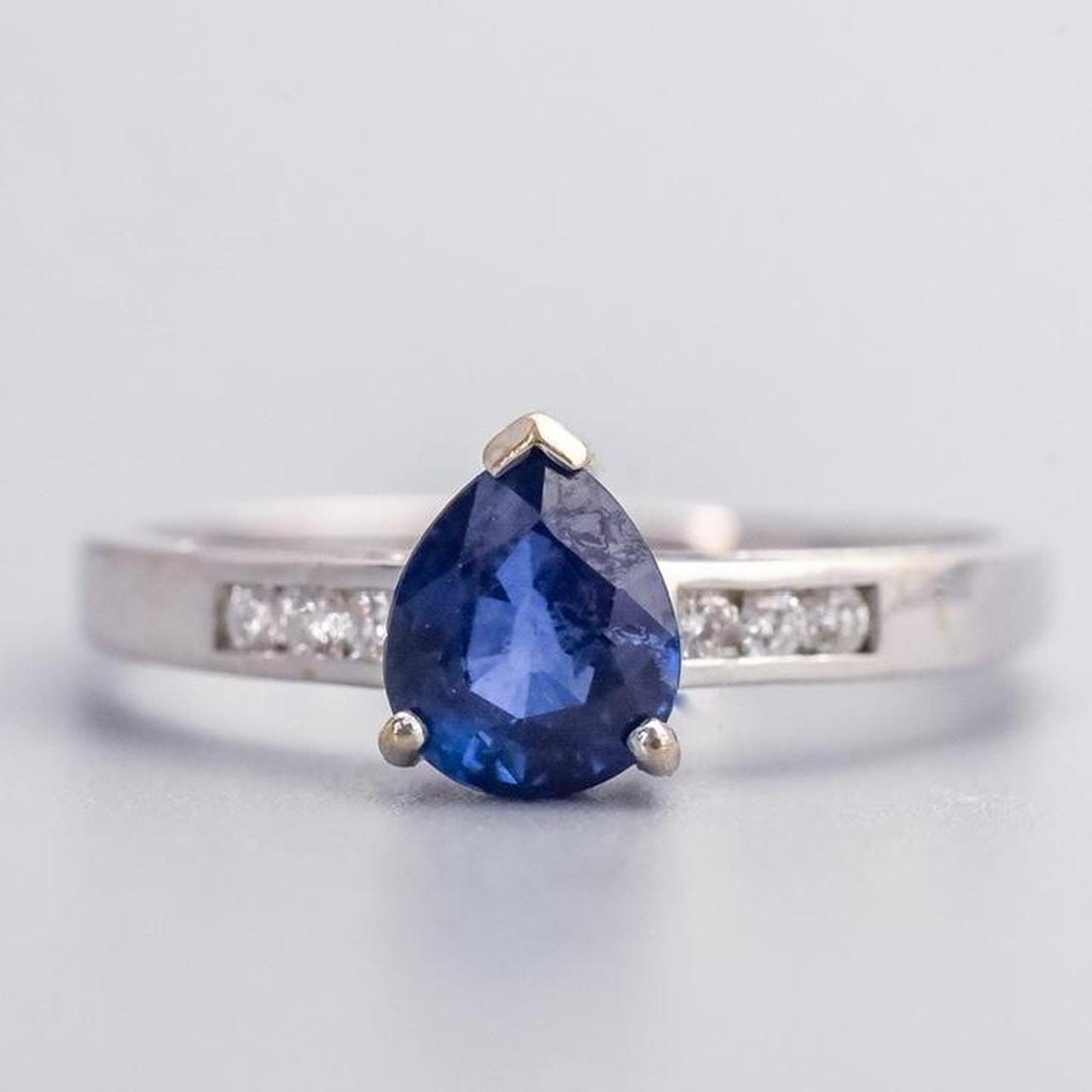 18K White Gold Pear-Cut Sapphire Ring
