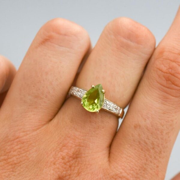 9K Gold Peridot Ring