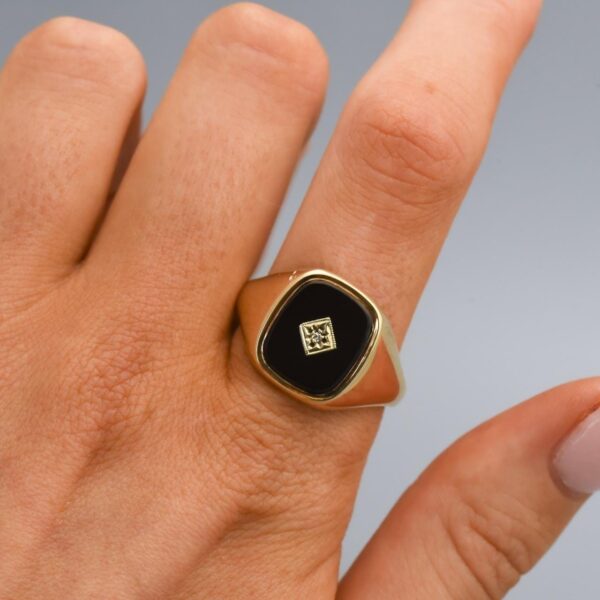 9K Gold Black Onyx Signet Ring Description