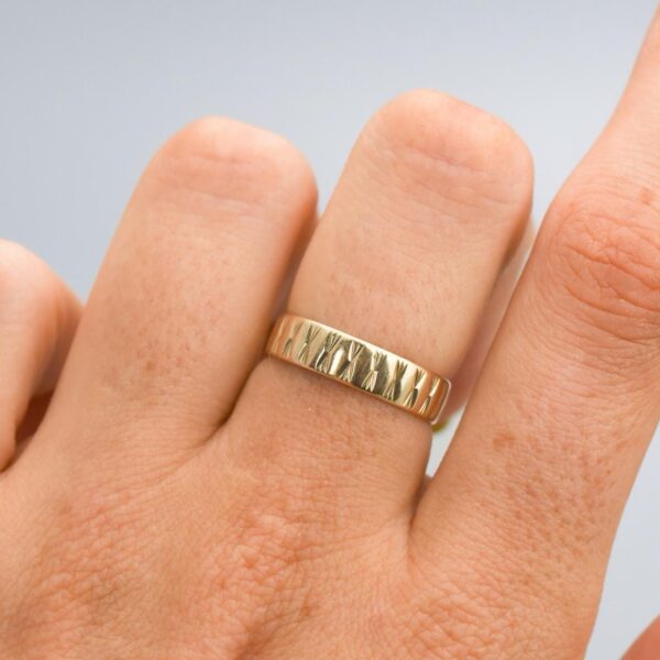 9K Gold Patterned Band
