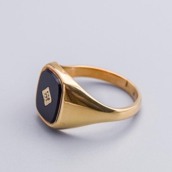 9K Gold Black Onyx Signet Ring Description