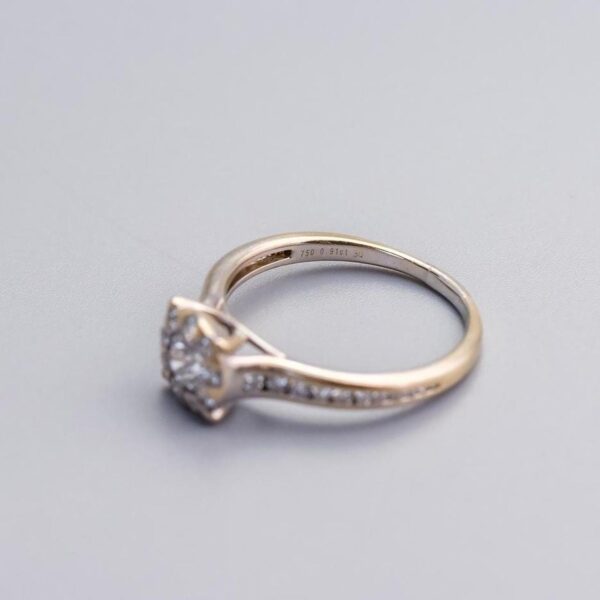 18K Gold Diamond Cluster Ring