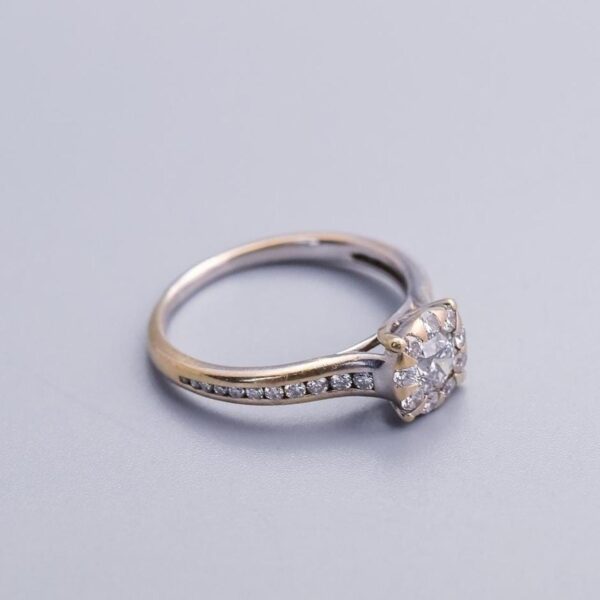 18K Gold Diamond Cluster Ring