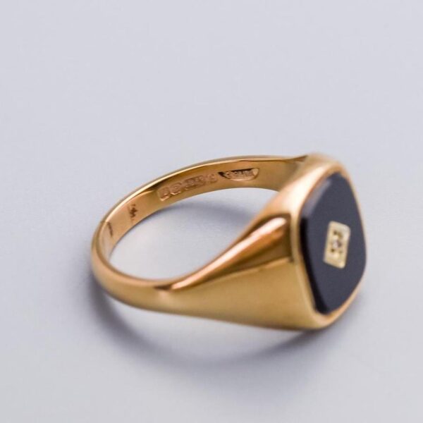 9K Gold Black Onyx Signet Ring Description